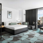 रेगिंग राइनो स्लॉट मशीन: डब्ल्यूएमएस द्वारा संचालित ऑनलाइन कैसीनो गेम का आनंद लें