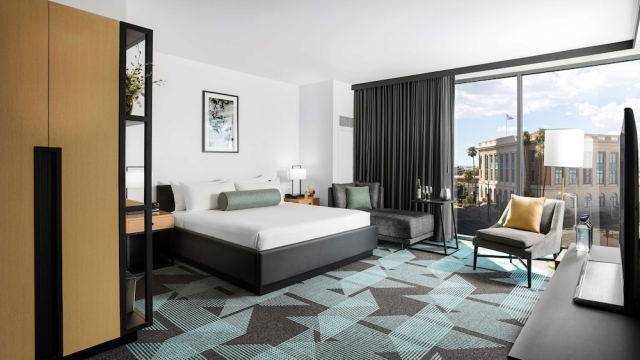 रेगिंग राइनो स्लॉट मशीन: डब्ल्यूएमएस द्वारा संचालित ऑनलाइन कैसीनो गेम का आनंद लें