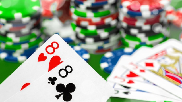 Kasyno na żywo i blackjack zasady gry oraz emocje przy stole